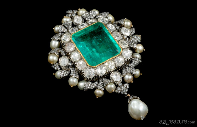 Emerald pendant with diamonds and pearls.