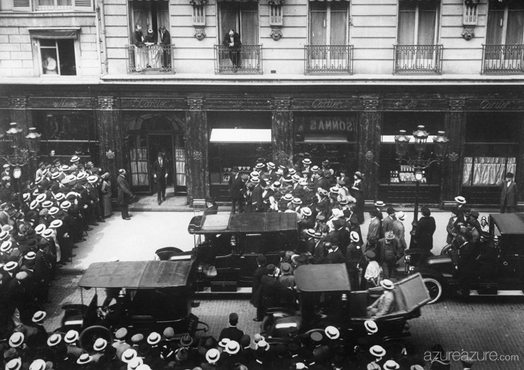 Alfonso XIII en la joyería Cartier.