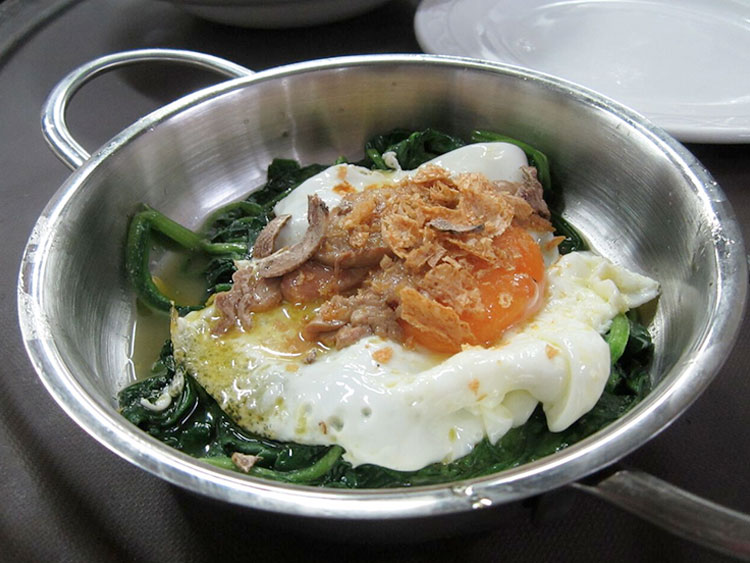 Huevos de granja con espinacas y foie