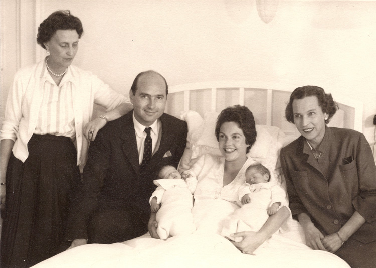 El nacimiento del príncipe y su hermano gemelo, Michel.