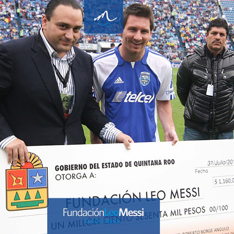 Messi recibe una contribución en México