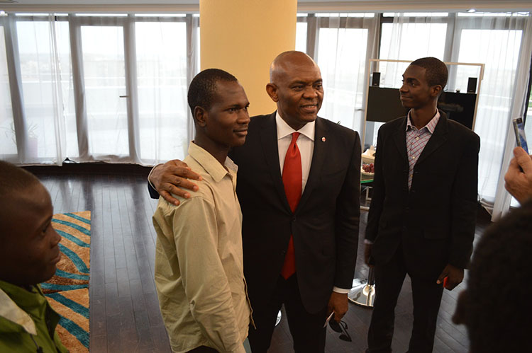 Tony Elumelu posa con un grupo de jóvenes emprendedores.