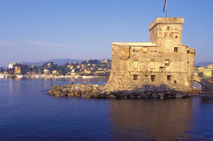 El majestuoso Castello Sul Mare, la fortaleza genovesa símbolo de la ciudad que fue construida en 1551 para proteger a Rapallo