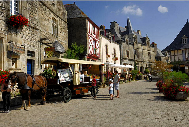 Rochefort-en-Terre, sus tiendas, casas y vendedores ambulantes a caballo