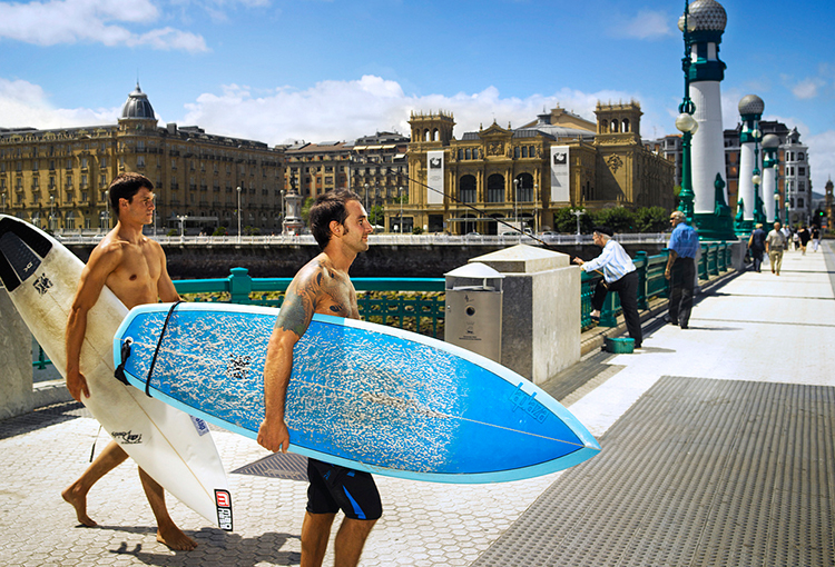 Surfistas disfrutan de su tiempo en San Sebastián