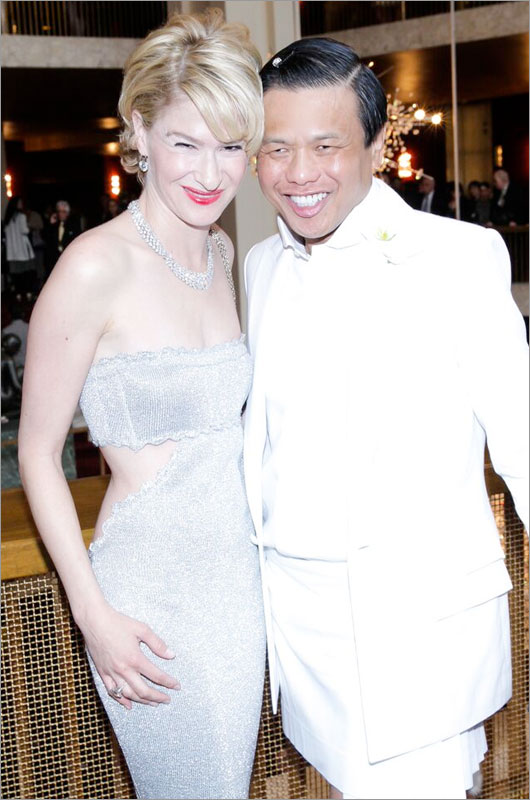 Julie Macklowe, Zang Toi