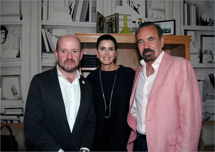 Carlos Urroz, con Darlene & Jorge Pérez