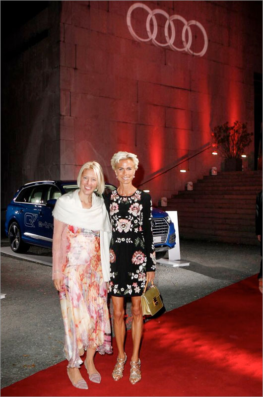 La princesa Carolin zu Hohenlohe-Oehringen junto a su invitada