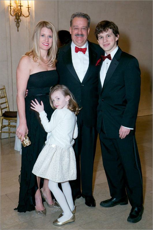 El presidente del evento Marcos A. Rodríguez (C) y familia