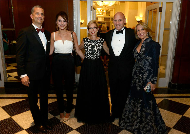 Cena y tributo anual