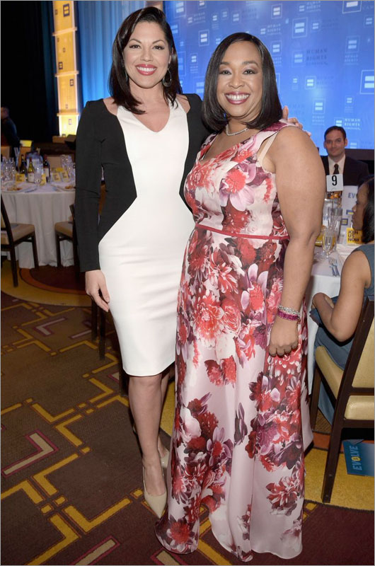 Sara Ramirez junto a la homenajeada Shonda Rhimes