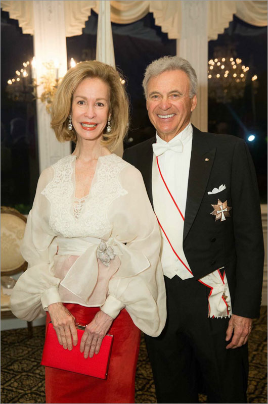 La honorable Bonnie McElveen-Hunter y el embajador Stuart Bernstein
