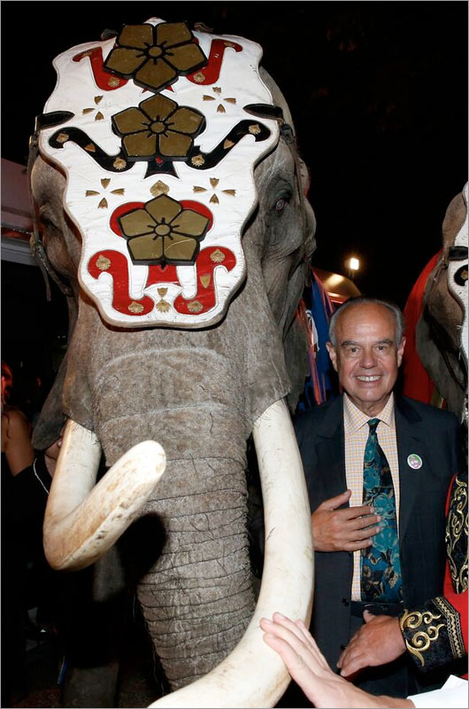 Frederic Mitterrand junto a un elefante