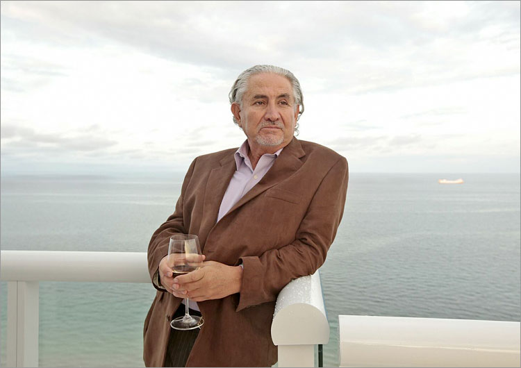 Dr. Víctor Ayala Dr. Víctor Ayala