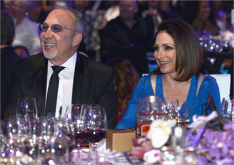Homenaje a Gloria y Emilio Estefan durante la gala de Keep Memory Alive