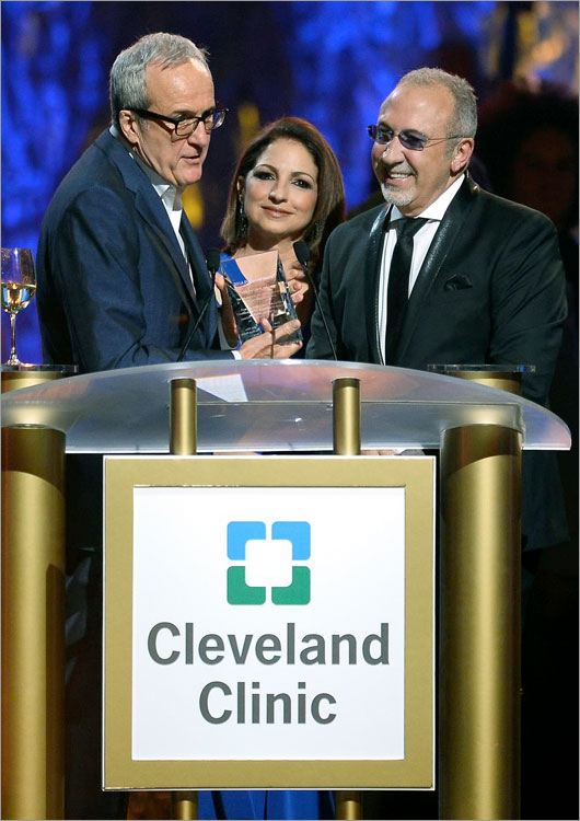 Homenaje a Gloria y Emilio Estefan durante la gala de Keep Memory Alive