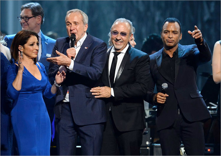 Homenaje a Gloria y Emilio Estefan durante la gala de Keep Memory Alive