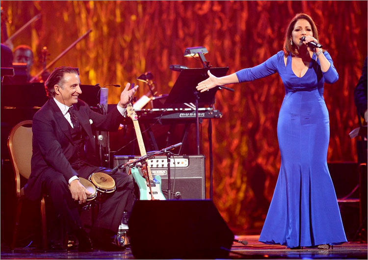 Homenaje a Gloria y Emilio Estefan durante la gala de Keep Memory Alive
