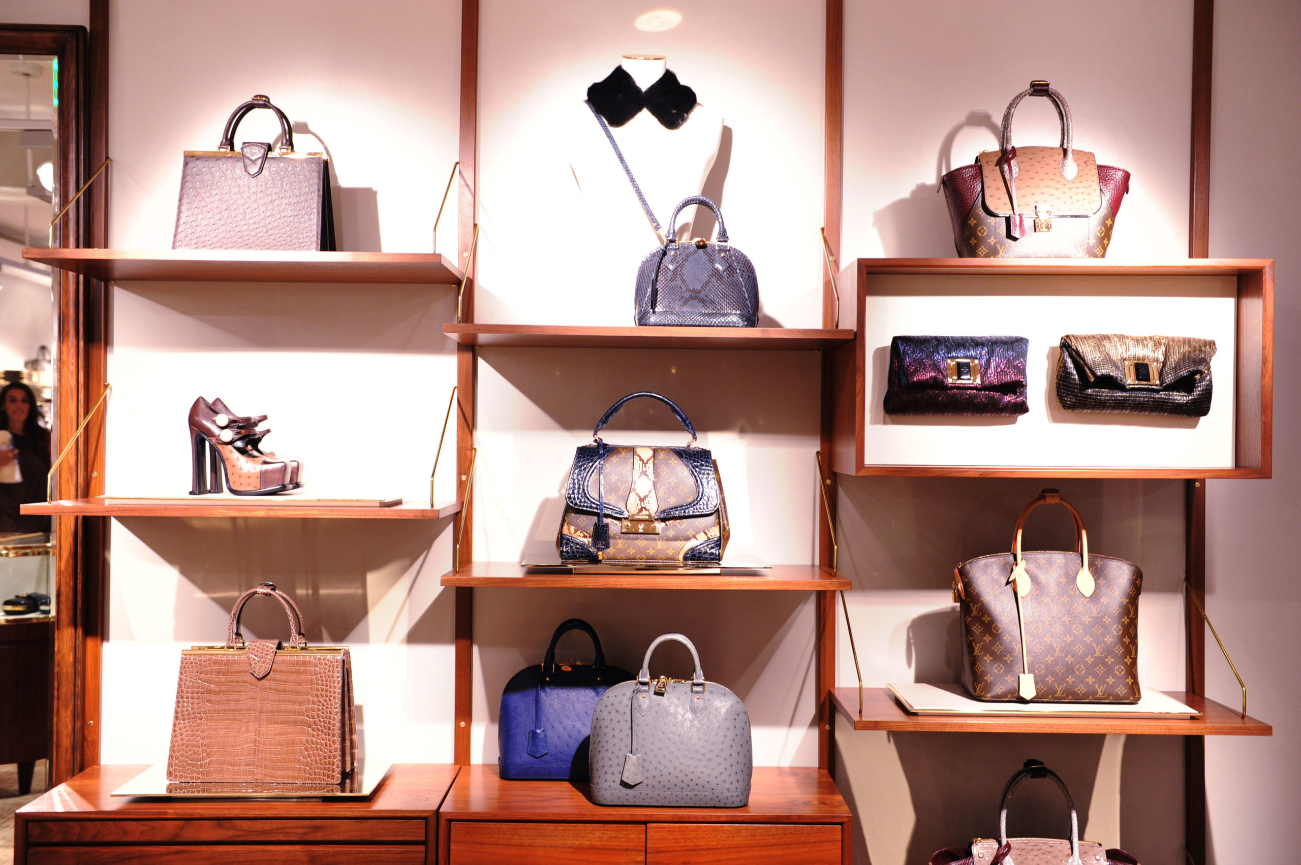 Carteras, bolsos y zapatos en un local de Louis Vuitton