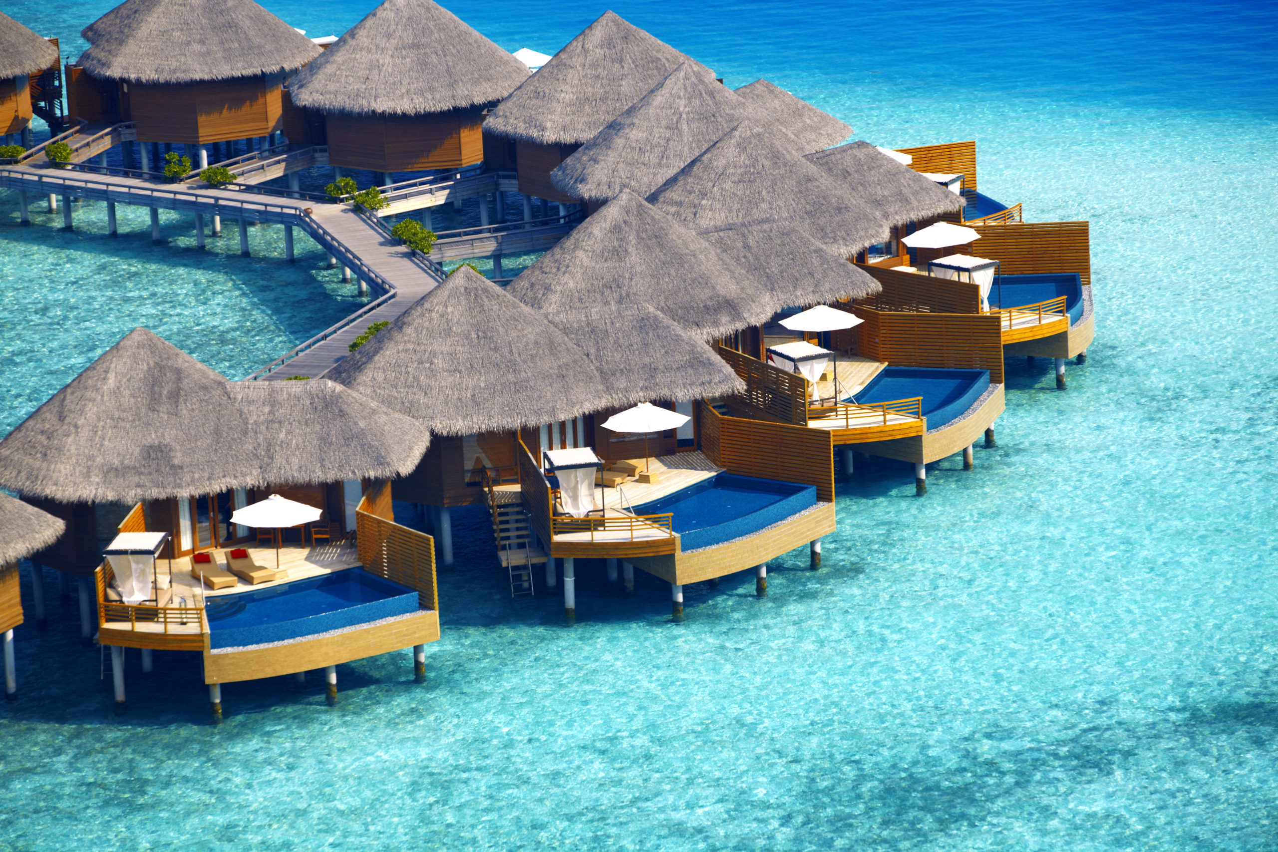 El hotel cuenta con 45 villas sobre la playa y 30 villas sobre el agua