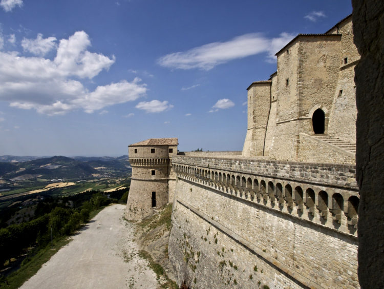 Muralla exterior de San Leo, Italia