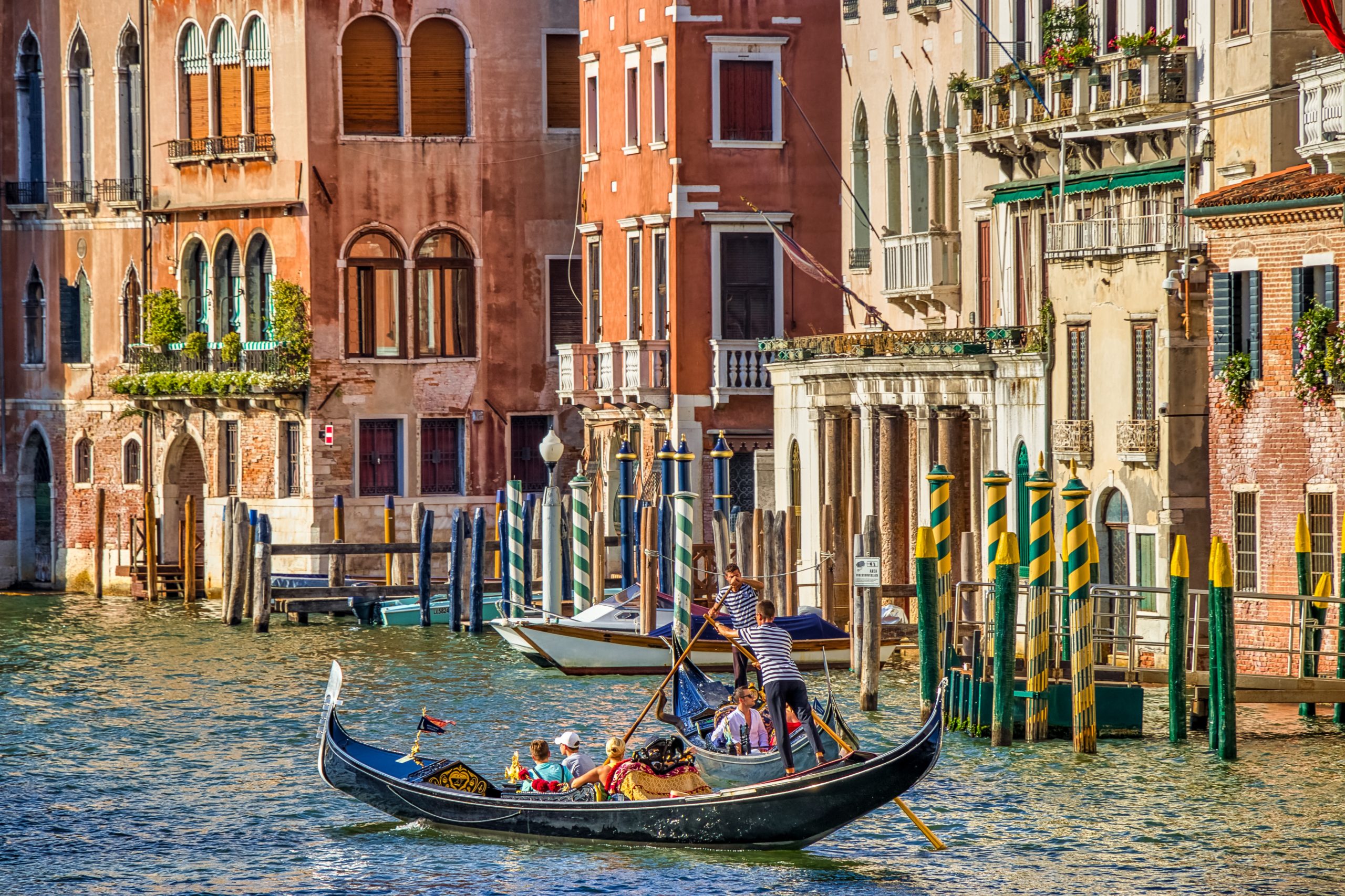Венеция столица какого государства. Италия Венеция гондолы. Италия гондола Венеция гондола. Венеция каналы гондолы. Гранд канал Италия гондолы.