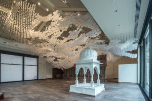 Jacob Hashimoto, Nuvole, 2006-2018. Silk, paper, bamboo, and cotton string. Dimensions variable. Collection of the Artist. Photo by Can Turkyilmaz