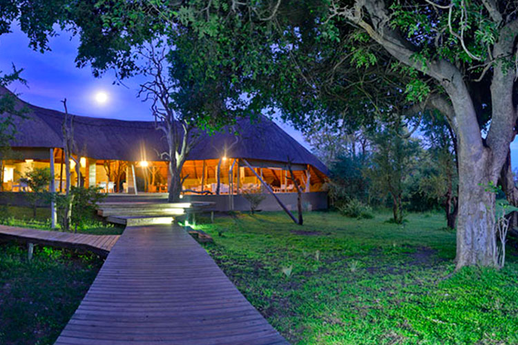 Victoria Falls River Lodge, único hotel de lujo del Parque Nacional Zambeze, Zimbabue Victoria Falls River Lodge