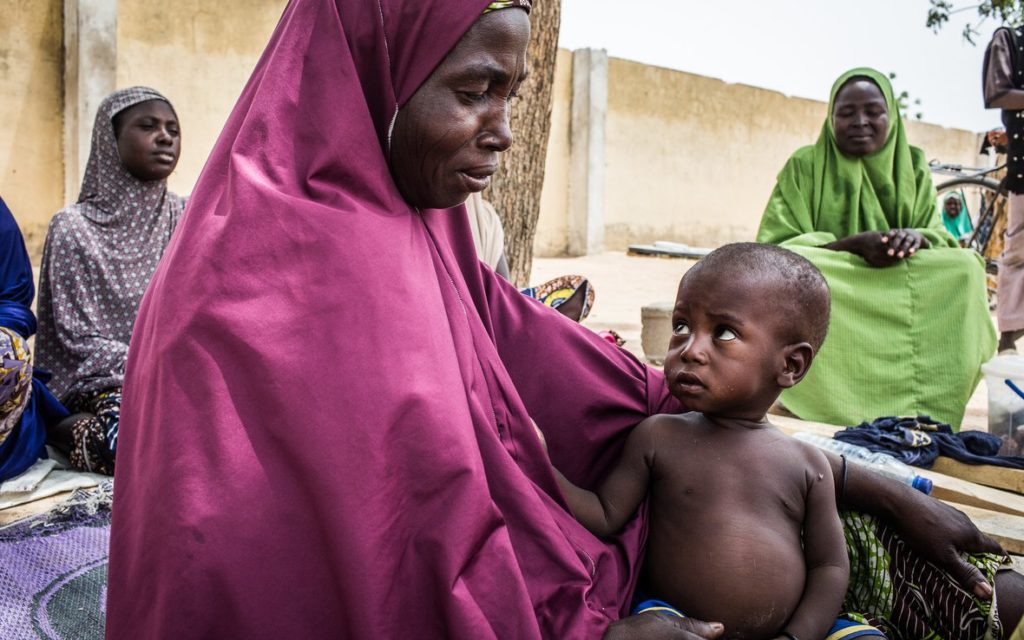 Una madre observa a su hijo (Oxfam)
