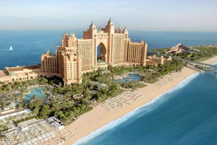 hoteles de lujo en dubai; alojamientos de lujo en dubai; burj al arab jumeirah; atlantis the palm dubai; raffles dubai; hoteles cinco estrellas en dubai; vistas de lujo al desierto; playa nasimi beach club; discoteca n’dulge