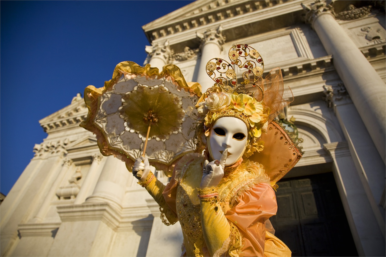 Una mujer disfrazada de arlequín para un carnaval de Venecia.