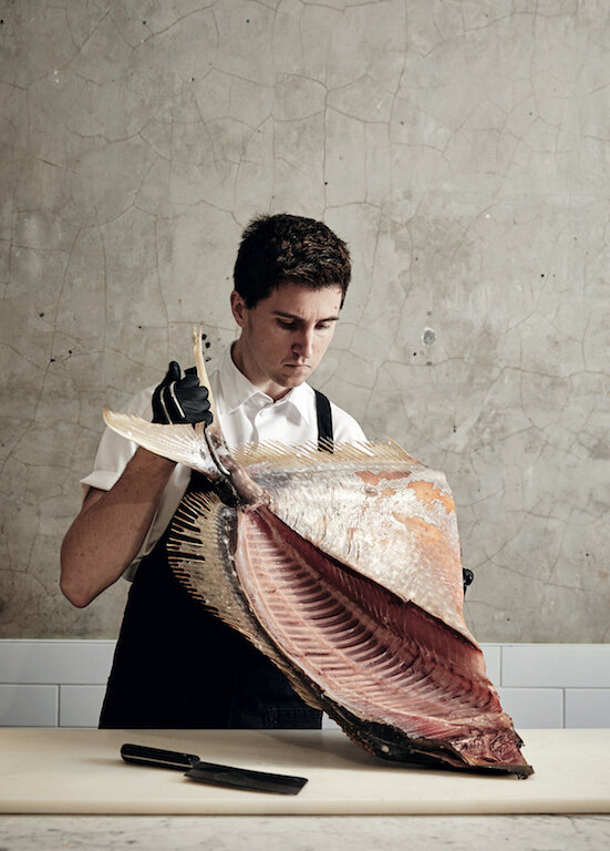 Josh Niland preparando uno de sus pescados.