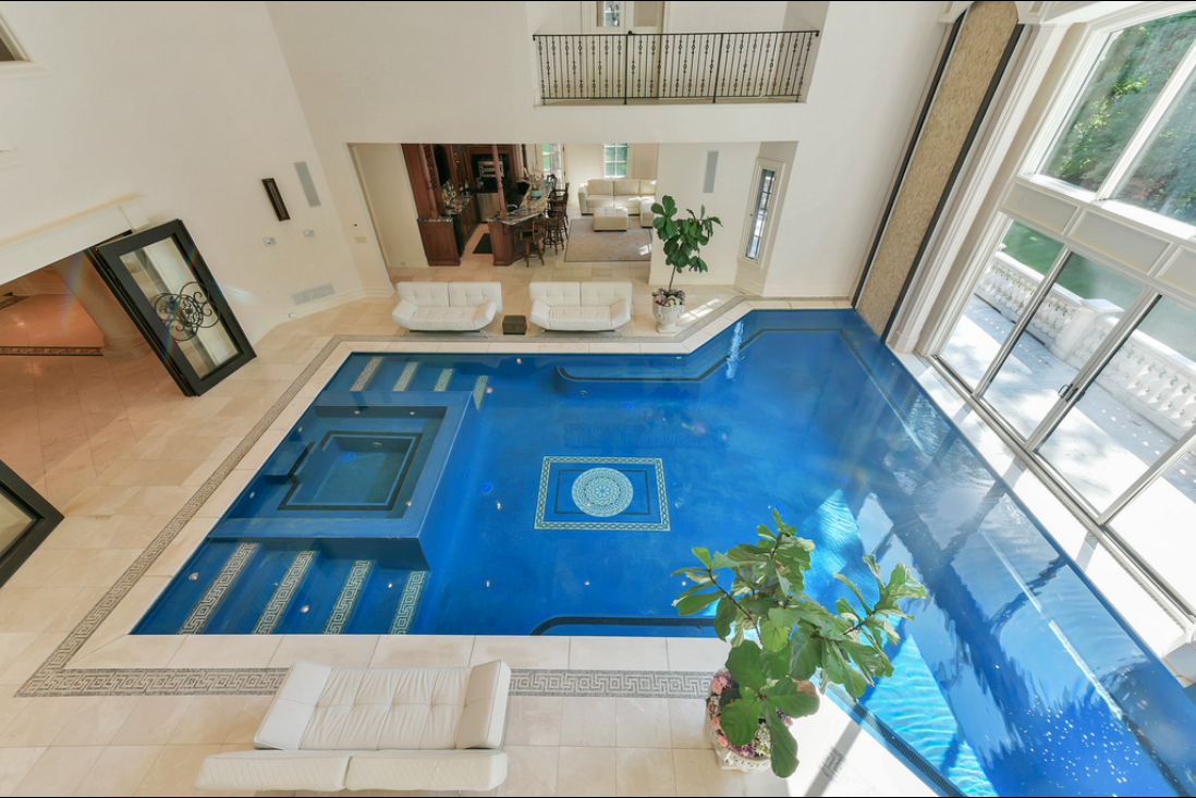 La piscina interna de la casa, con hidromasaje incluído y paredes de agua deslizante